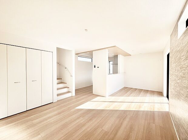 自然光が取り込まれ、家族団らんの場所を明るく演出