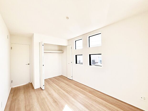 お子さまのお部屋としても!衣類の整理整頓に便利なクローゼット付きの洋室。