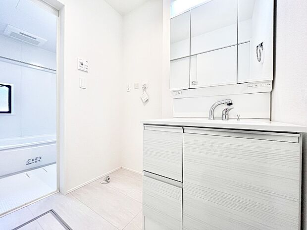 清潔感のある快適空間です。毎日の身支度も気持ち良くお使い頂けます