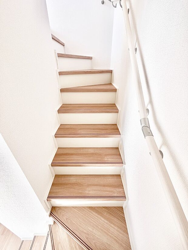 ご家族間のコミュニケーションが深まるリビングイン階段を採用