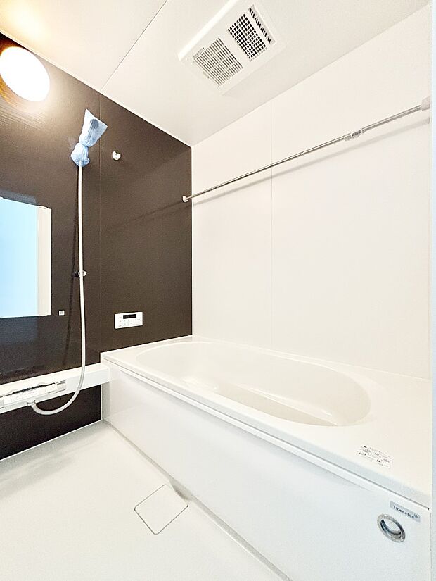 一日の疲れを癒してくれる明るい清潔感のあるバスルーム