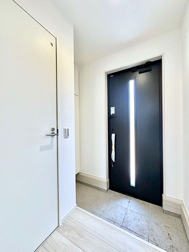 明るい玄関はお客様をお出迎えするのにぴったりです！ 