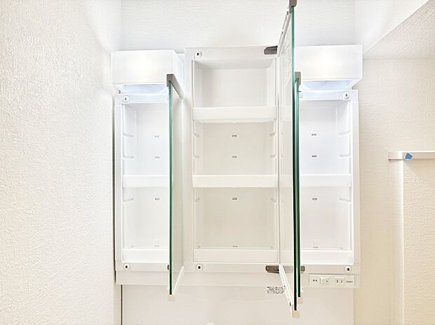 三面鏡の裏に、化粧品や衛生用品などを収納可能。洗面台をすっきりと保ちます！