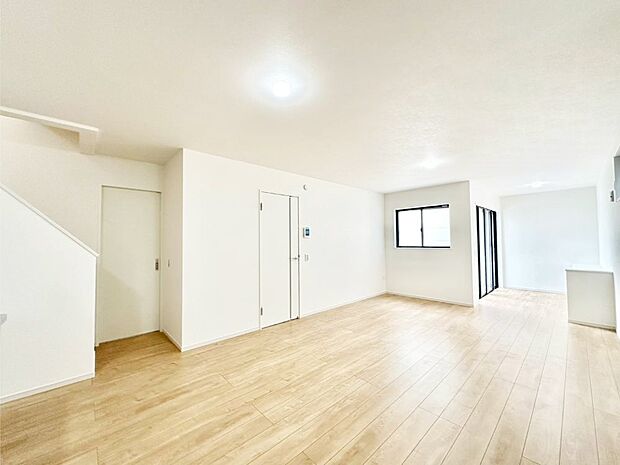 たっぷりの陽光と風を感じられるリビング