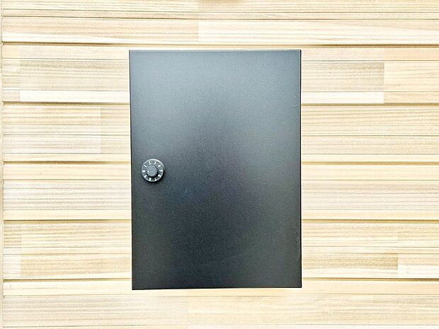 シンプルなデザインのポスト
