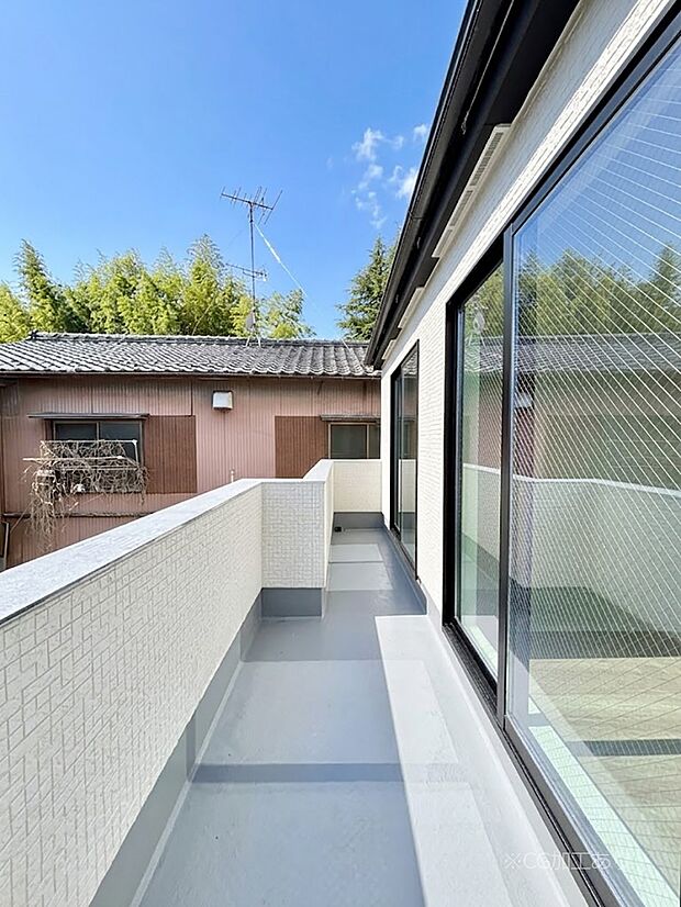 南向きのバルコニー!ご家族の洗濯物はもちろん、お布団もたっぷり干せます!