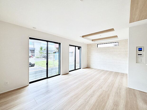 折り上げ天井は立体的な奥行きがあるので、天井が広く見えて開放的な空間を演出できます。