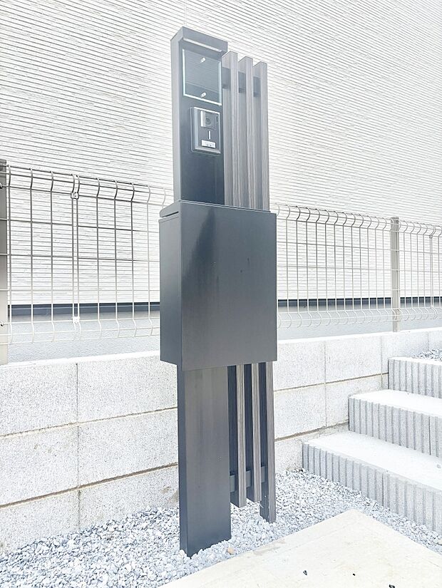 シンプルなデザインのポスト