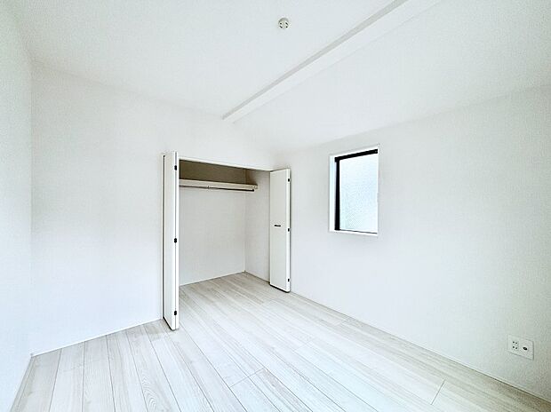 開放感のある勾配天井が素敵な洋室。全居室クローゼット付きです。