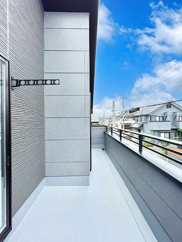 ゆったりバルコニーだから沢山お洗濯ものを干せます。