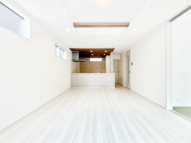 ご家族の賑やかな話し声で包まれる明るいリビング