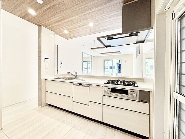 リビングで遊ぶお子様を見守りながらお料理ができる対面キッチン。