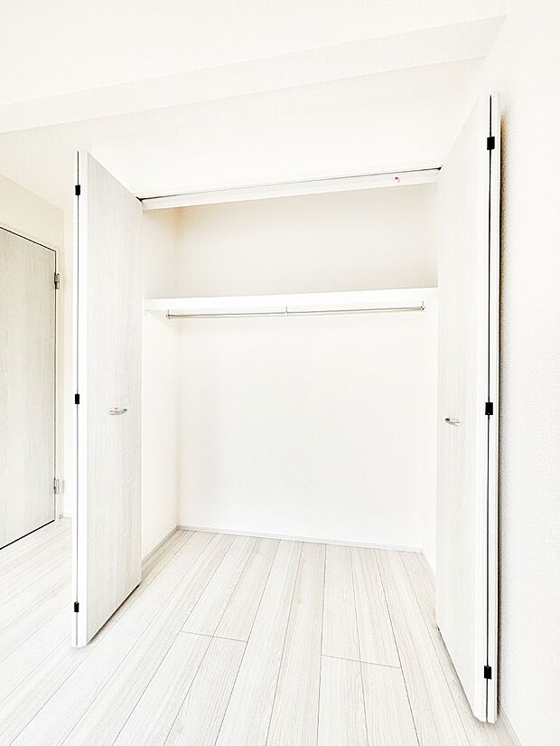 洋室のクローゼット。奥行きがあるので厚手の衣類もすっきり収まります。