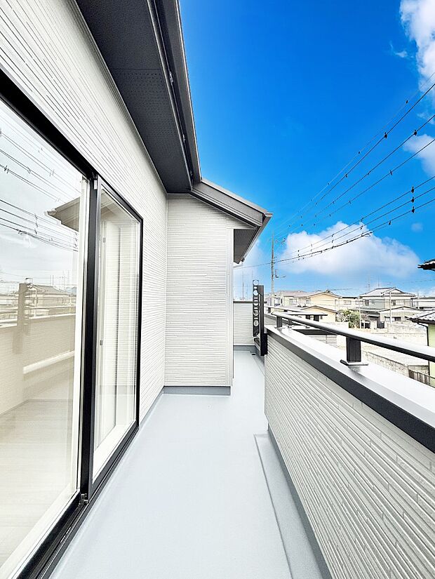 ゆったりバルコニーだから沢山お洗濯ものを干せます。