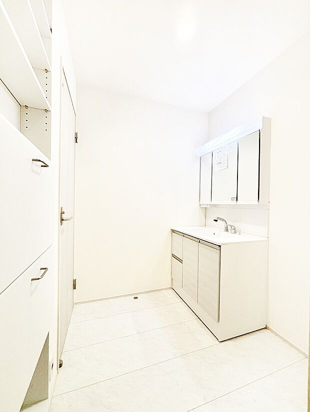 明るい洗面所は毎朝の身支度も楽しくできちゃいそうです。