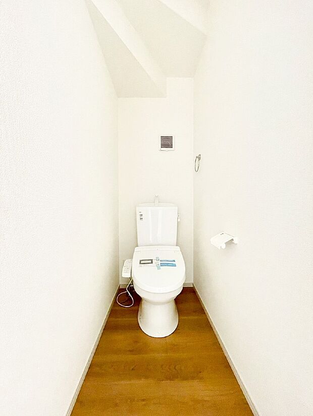 明るく清潔感のあるトイレです。