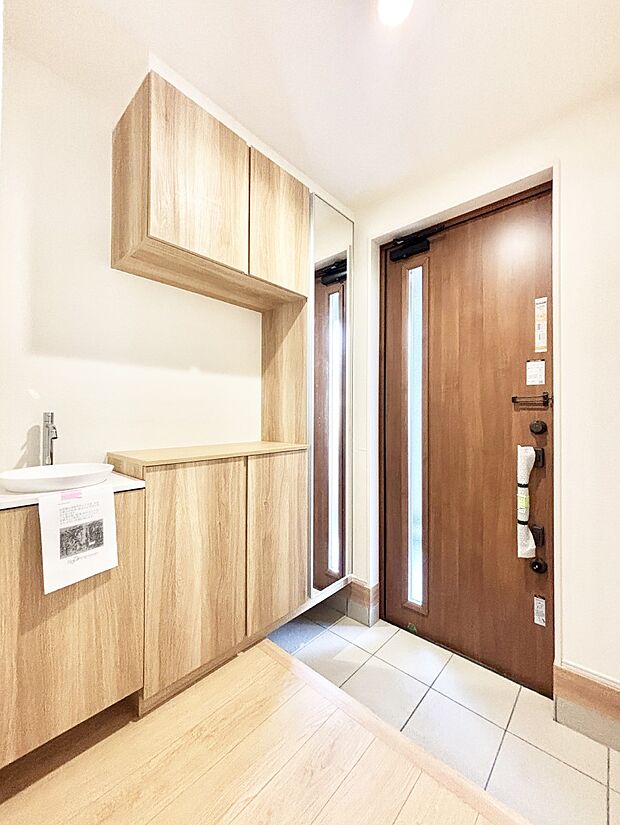 明るい玄関はお客様をお出迎えするのにぴったりです!