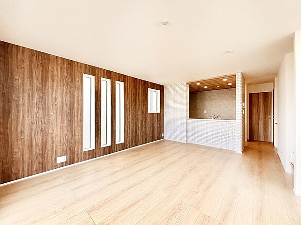 自然光が取り込まれ、家族団らんの場所を明るく演出