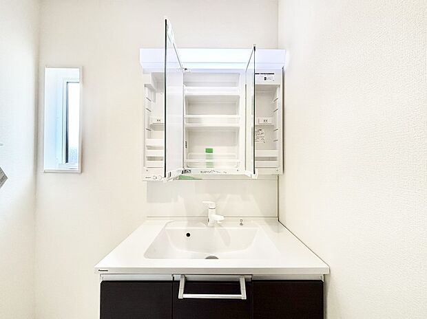 三面鏡の裏に、化粧品や衛生用品などを収納可能。洗面台をすっきりと保ちます!