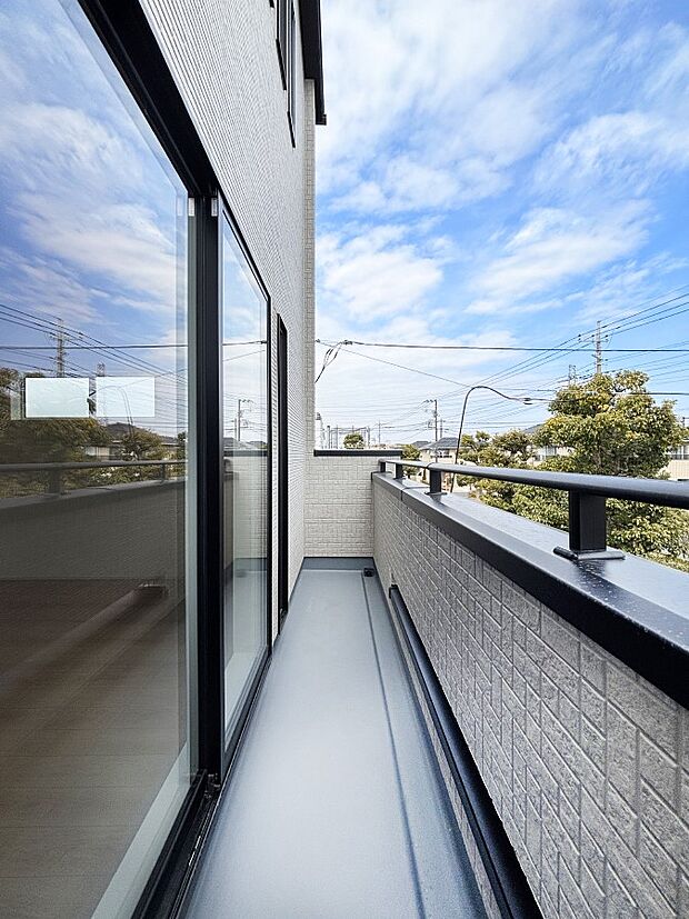 暖かな陽光が降り注ぐバルコニーはお洗濯におすすめ。爽やかな風も心地よいです。