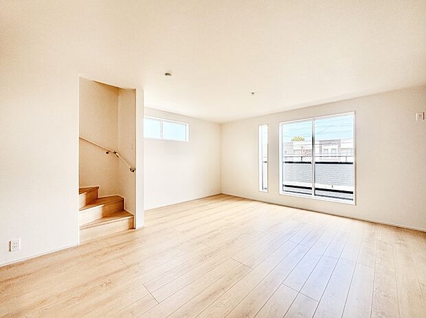 2階のダイニングは外からの視線をシャットアウトして家族のプライバシーを守ります。