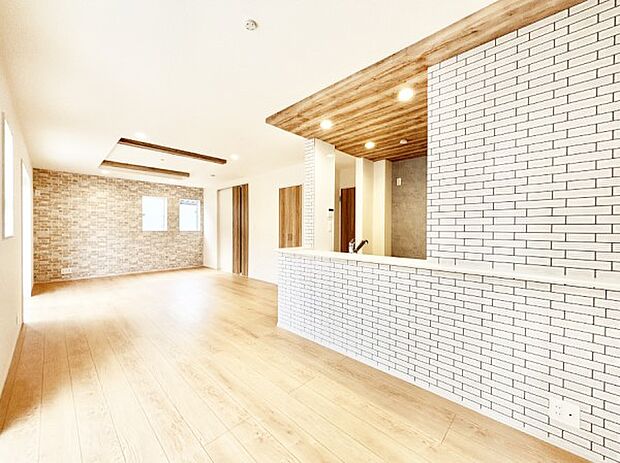 ナチュラルテイストの優しく柔らかい色使いのフローリングが素敵なリビングですね。