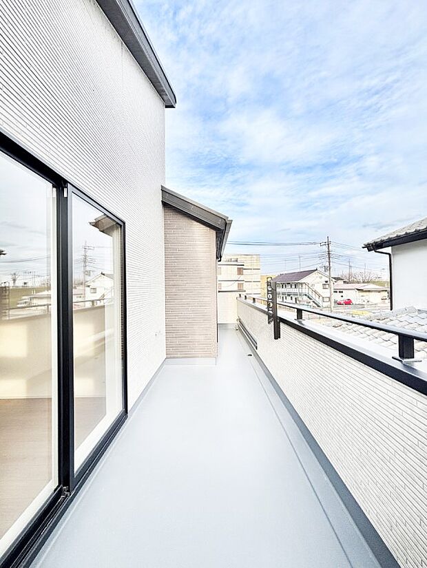 暖かな陽光が降り注ぐバルコニーはお洗濯におすすめ。爽やかな風も心地よいです。