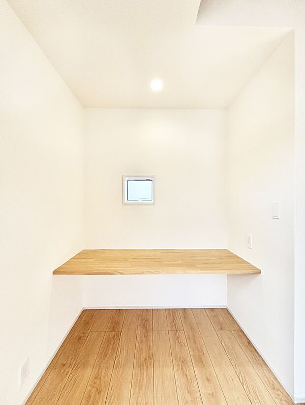 洋室にあるカウンター!勉強や在宅ワークに便利です。