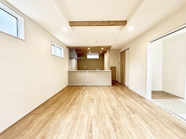 ご家族の賑やかな話し声で包まれる明るいリビング