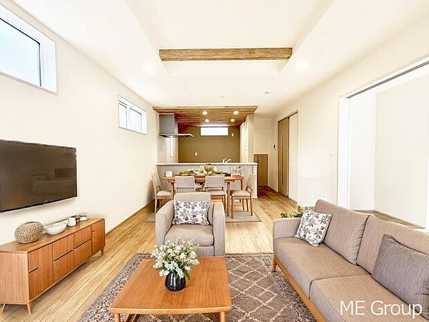 家族の和やかな会話が聞こえてきそう。開放感のあるリビングです。※家具はCGです