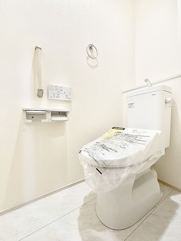 明るく清潔感のあるトイレです。