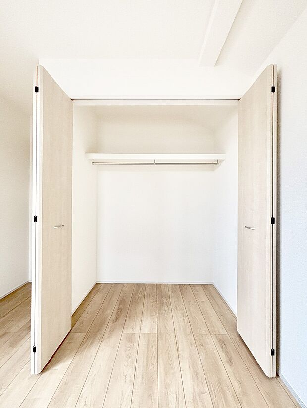 洋室のクローゼット。奥行きがあるので厚手の衣類もすっきり収まります。