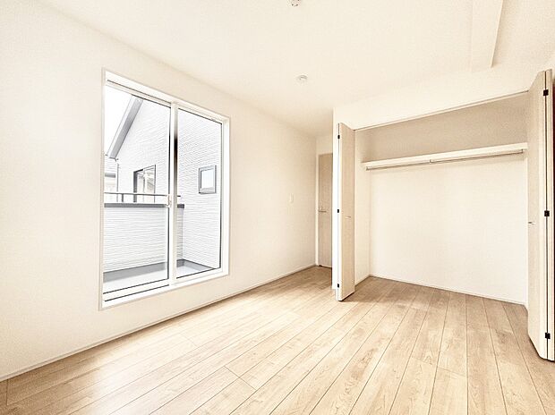 バルコニーが開放感をプラスしてくれる洋室