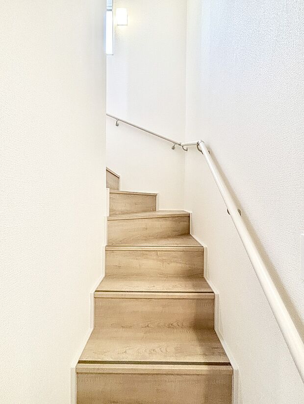 安全性を考慮し階段には手すりを設置しています