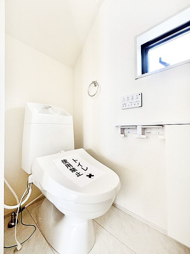 明るく清潔感のあるトイレです。 