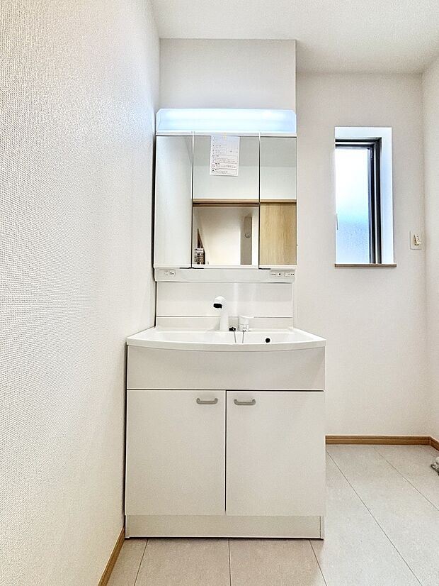 大きく見やすい三面鏡で清潔感ある洗面台は、身だしなみチェックや肌のお手入れにおすすめです。