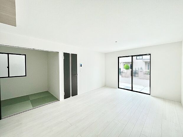 明るい陽光が注ぎ、寛ぎの雰囲気に満たされるリビング・ダイニング。