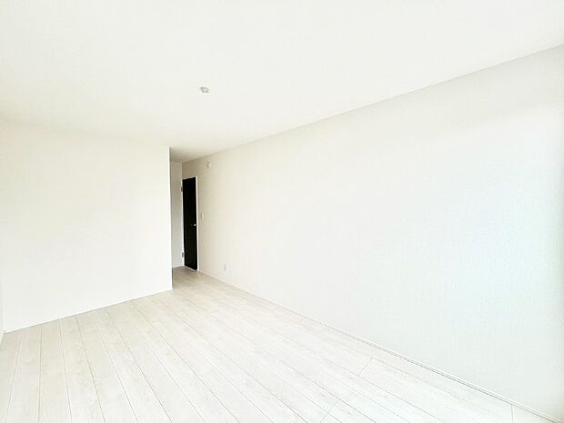 ウォークインクローゼットがあるお部屋!季節ごとの入れ替えも不要で便利です。