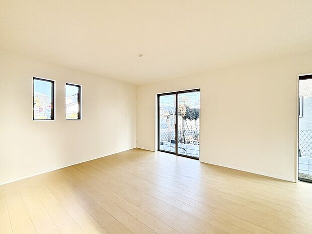 大きな窓からたっぷりの陽光と風を感じられるリビング