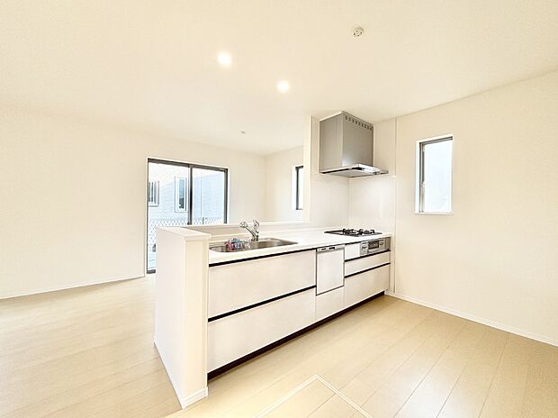 爽やかな風が通り抜けるキッチン。窓があるので明るく換気にも役立ちます。