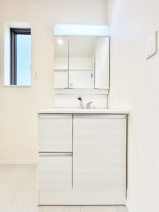 大きく見やすい三面鏡で清潔感ある洗面台は、身だしなみチェックや肌のお手入れにおすすめです。