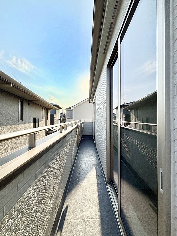 ゆったりバルコニーだから沢山お洗濯ものを干せます。