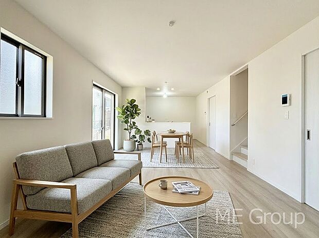 ご家族の賑やかな話し声で包まれる明るいリビング ※家具はCGです