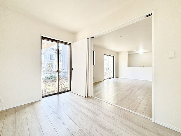 リビング隣接の洋室は個室としても利用できます