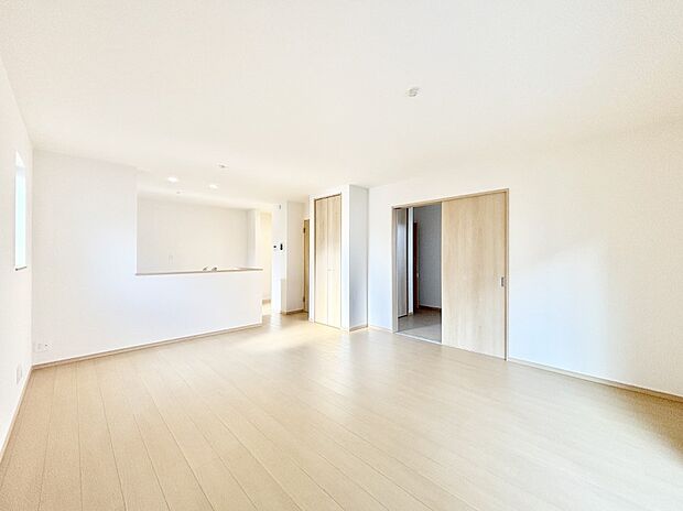 明るい陽光が注ぎ、寛ぎの雰囲気に満たされるリビング・ダイニング。