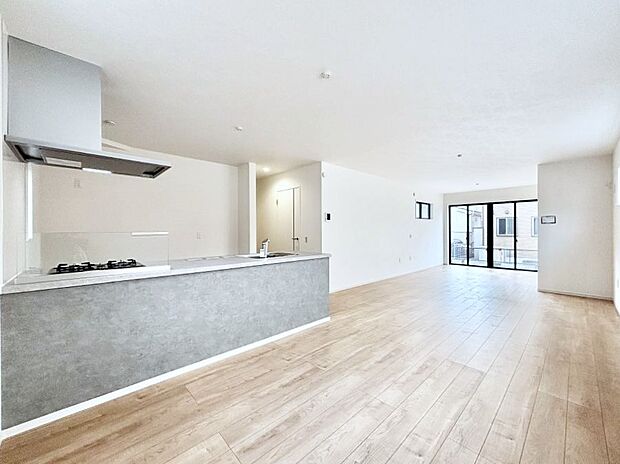 ナチュラルテイストの優しく柔らかい色使いのフローリングが素敵なリビングですね