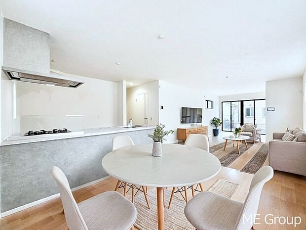 家族の和やかな会話が聞こえてきそう。開放感のあるリビングです。※家具はCGです