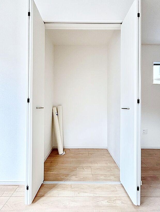 リビング収納。ここに収納があると物が集まるLDKがスッキリ片付きそうですね。