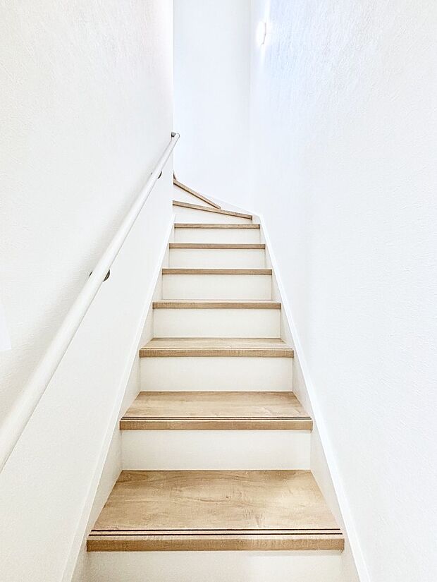 安全性を考慮し階段には手すりを設置しています