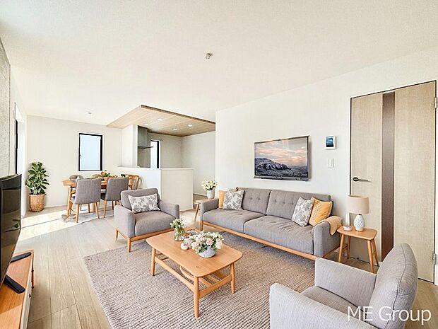 落ち着いた雰囲気のLDKは家族みんなの快適空間※家具はCGです